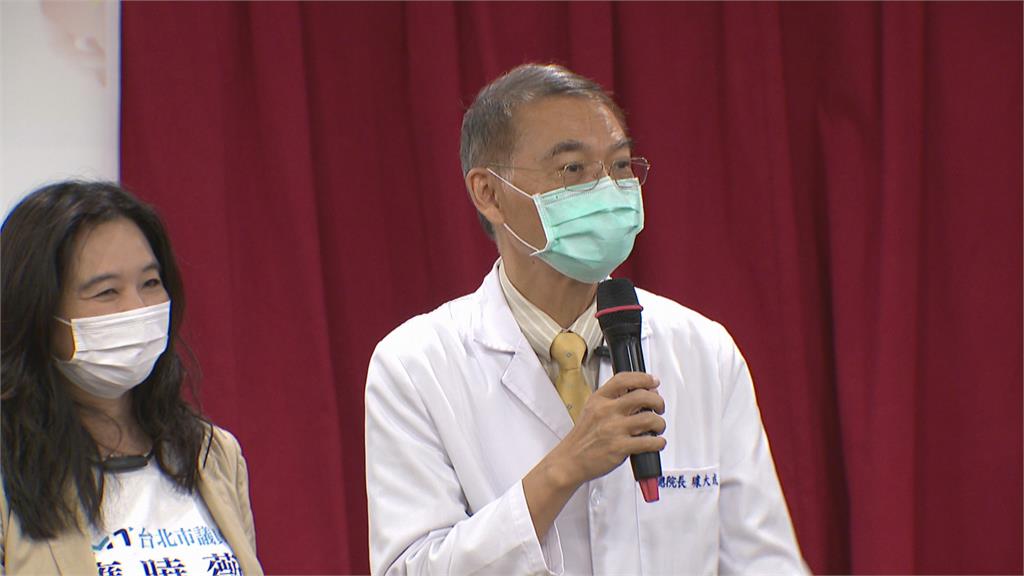 應曉薇代表蔡炳坤　捐醫護「穿載式空氣清淨機」