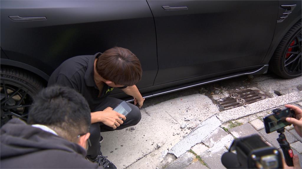 路面施工沒通知？車停路邊被鏟走　特斯拉車主怒：我底盤有電池！