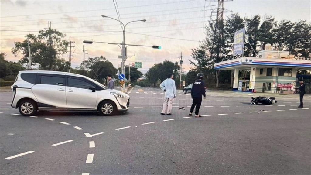 台灣最美的風景! 騎士闖紅燈撞汽車捲車底 熱心民眾合力抬車救人
