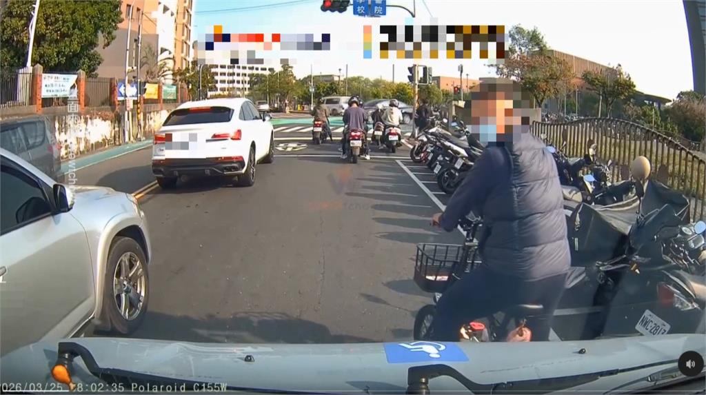 高雄行糾! 疑不滿汽車靠太近 單車騎士刻意擋道.怒瞪