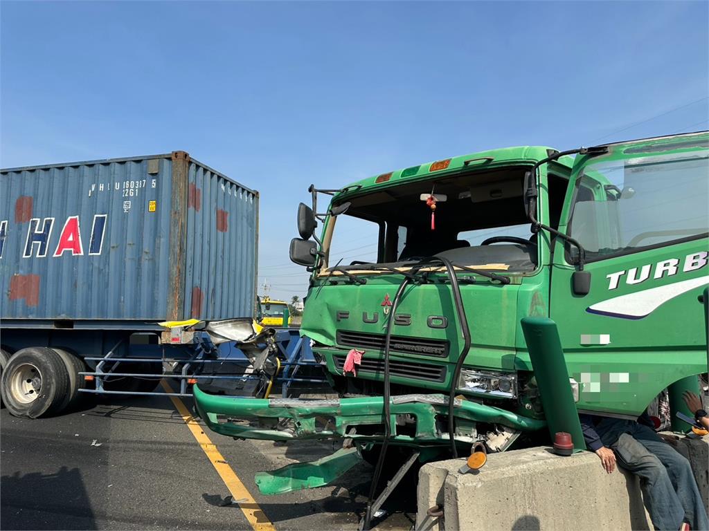 國道嚴重車禍！聯結車追撞又暴衝　害兩車自撞共釀傷１３傷