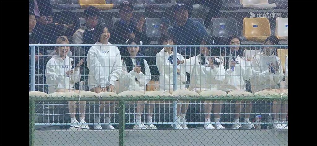 棒球／CPB熱身賽開打！球員竟在回放挑戰對鏡頭「比中指」！網評：還不到二軍水準