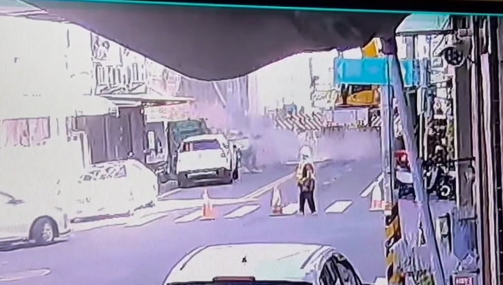 有影／彰化溪湖工地天降建材雨　樓下兩車遭殃！廂型車慘被壓扁