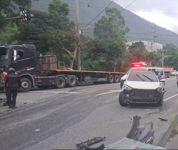 廂型車疑為迴轉跨越車道？　遭直行休旅車撞到變形駕駛受困