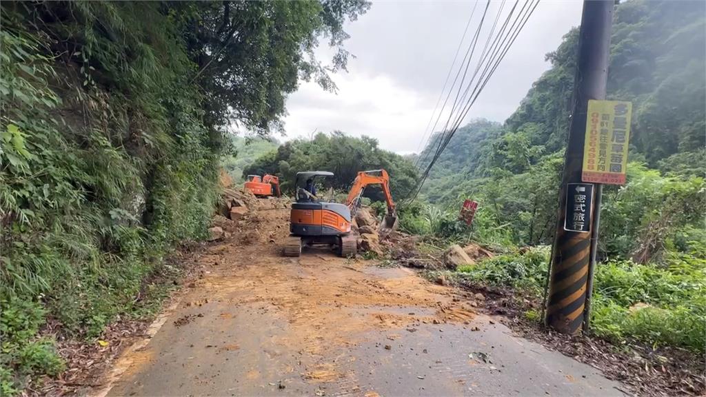 大湖苗61線香林段落石坍方！　電桿傾倒阻雙向道路　怪手搶修