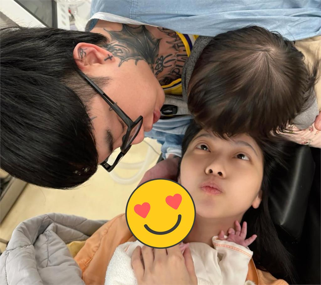 快訊/謝和弦辣妻生了!大女兒陪產甜曬「四人全家福」素顏模樣曝光