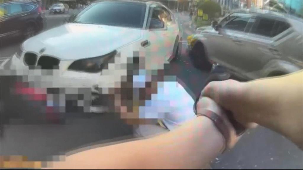 台北大街警匪追逐! 嫌遭攔查「加速逃逸」失控撞2機車、1汽車