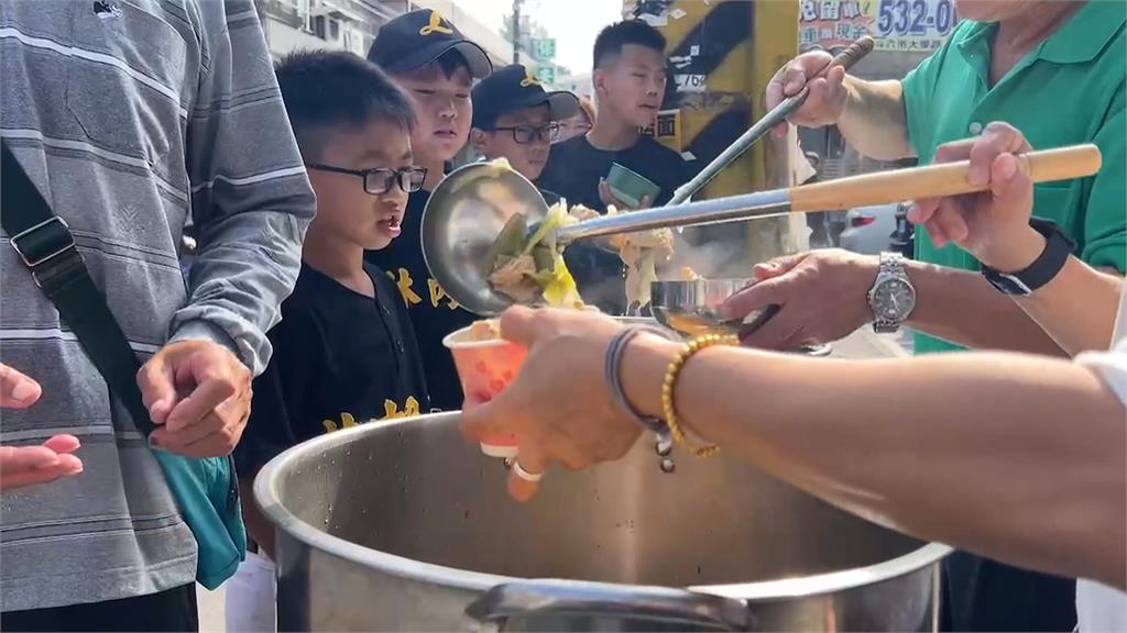 上千碗薑母鴨分享棒球好樂 戲院老闆包廳招待