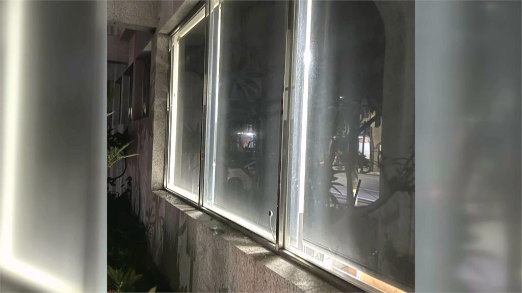 喝醉鬧事！男子持石塊狂砸電信玻璃窗　還囂張嗆居民：去報警啊