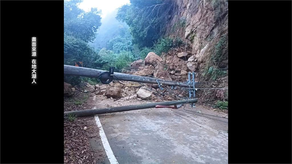 大湖苗61線香林段落石坍方！　電桿傾倒阻雙向道路　怪手搶修