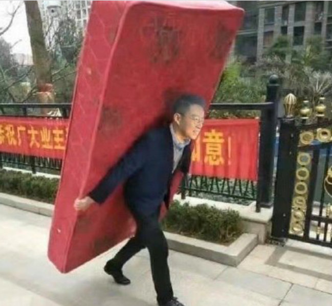 汪小菲怒嗆今天來台！中國瘋傳「搬床墊梗圖」網笑歪：啥牌這麼在意？