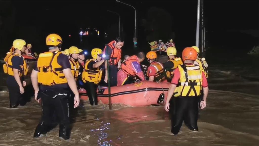 雨炸整夜！嘉義多車泡水受困救出32人　廂型車內2人疑溺斃