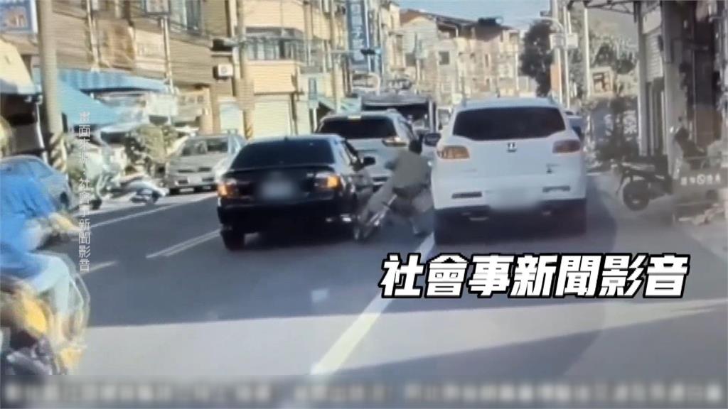 假車禍? 等紅燈見騎士碰撞轎車後倒地 疑毒辣艷陽天 造成騎車暈眩