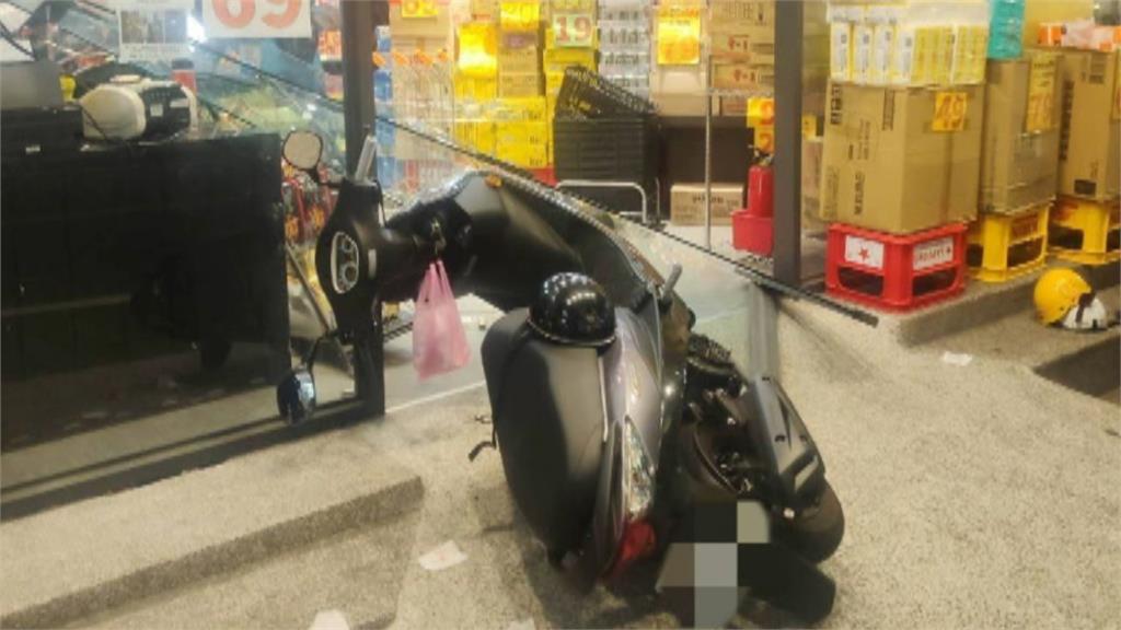 台中粗心父沒熄火下車喬車位 暴衝撞進店家眾人全看傻眼