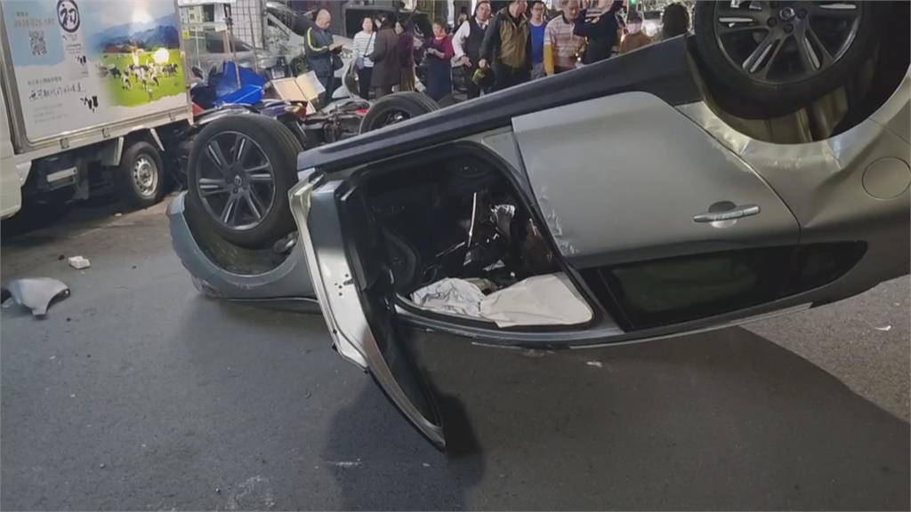 快新聞／又是毒駕！高雄苓雅「小客車自撞路邊」多車遭殃　警逮57歲男送辦