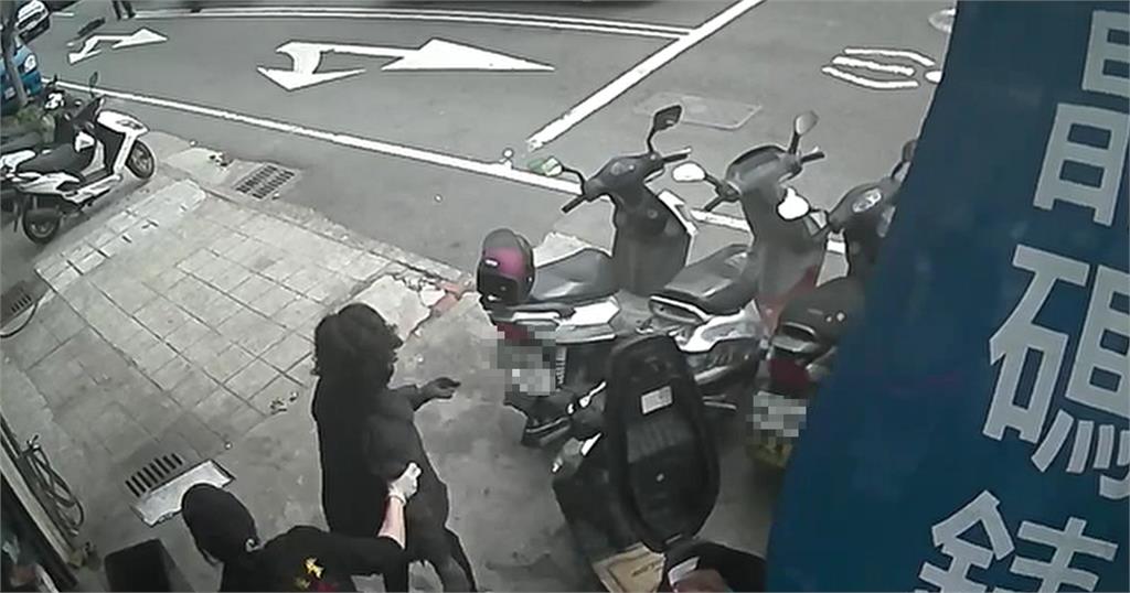 快新聞／台中街頭警匪追逐「警連開11槍」　嫌犯駕車衝撞逃逸