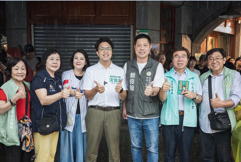 台北順起來！沈伯洋赴大稻埕掃街　議員參選人賴俊翰當領隊介紹家鄉