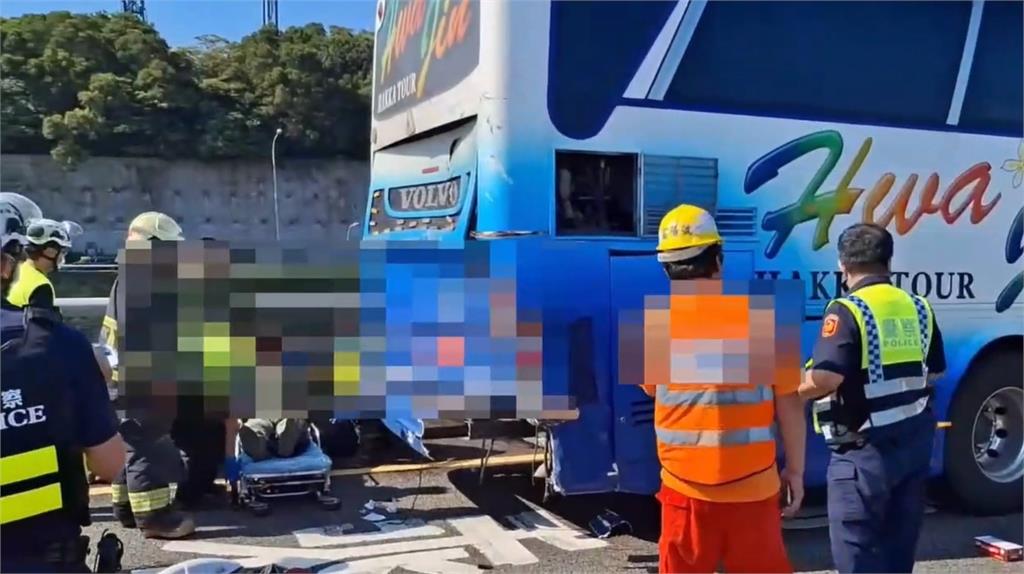 最新／五楊高架桃園段4車連環撞！軍車撞遊覽車釀11傷　女司機一度受困