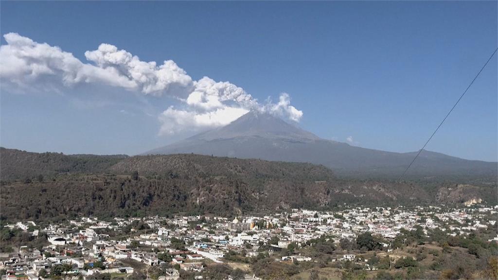 墨西哥農民轉職做「火山巡警」　拿望遠鏡一看就有心得
