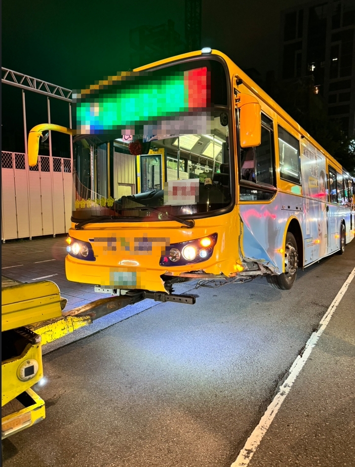 快新聞/碰!南京東路公車撞行人庇護島 車頭破大洞、2名乘客受傷