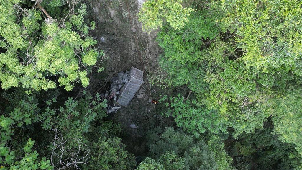 花蓮和平林道砂石車墜谷　駕駛甩出車外喪命土石中