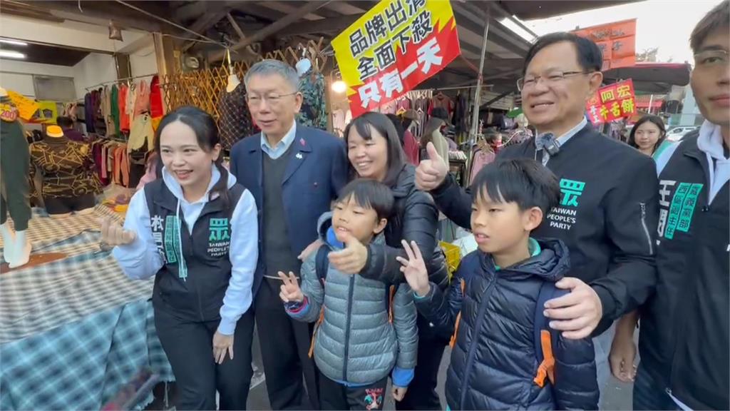 柯文哲嘉義輔選張啟楷　遭2男子舉海報抗議...小草反制