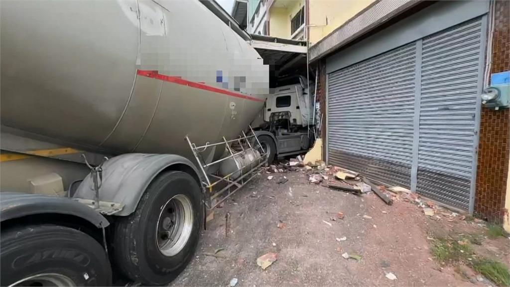 嚇壞！水泥車失控撞入民宅　駕駛稱喝水嗆到不慎失控