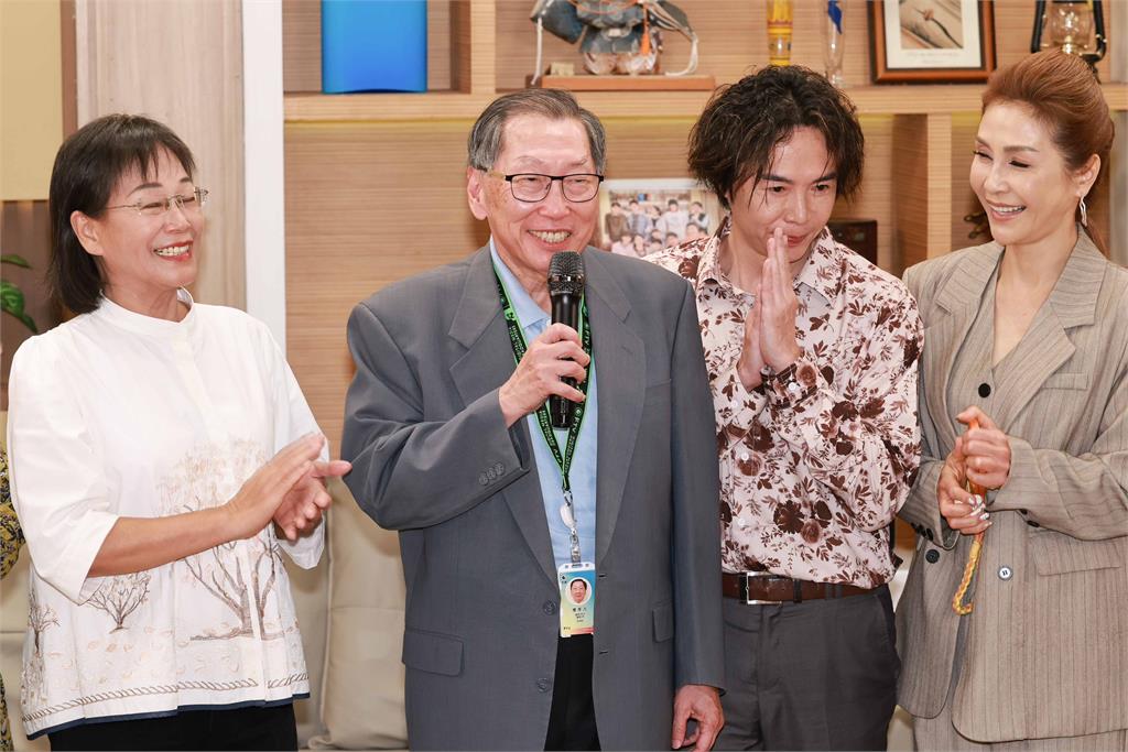 雲林產地直送！副縣長謝淑亞攜農特產進擊民視 探班《豆腐媽媽》慶收視第一送「大粽」