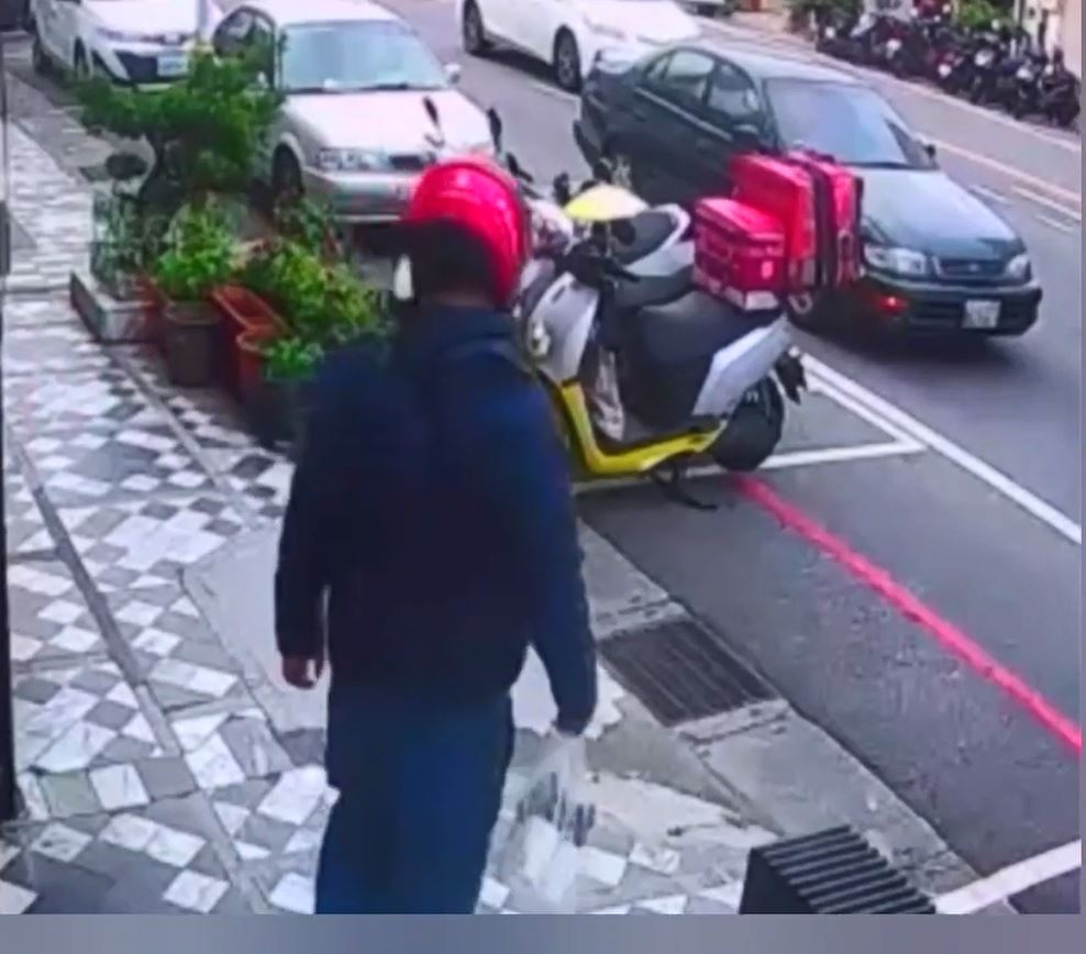 花蓮雞蛋仔店疑遭「外送員偷餐」業者怒公布監視器畫面