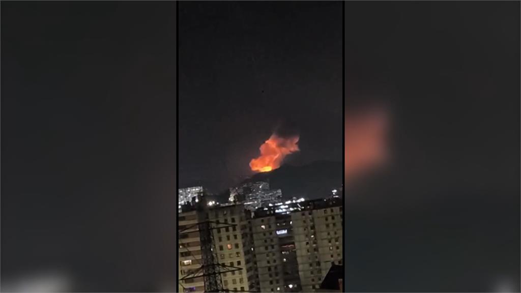 美軍活捉馬杜洛押送紐約　「蒙頭下機」狼狽畫面曝光