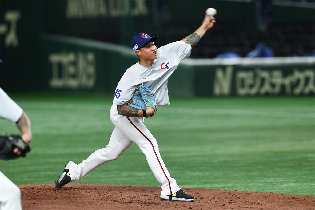 林昱珉「嘴一片紅」不是嚼檳榔 球迷曬真相 12強賽/林昱珉「嘴一片紅」不是嚼檳榔!球迷曬「真相照」怒了:別害他