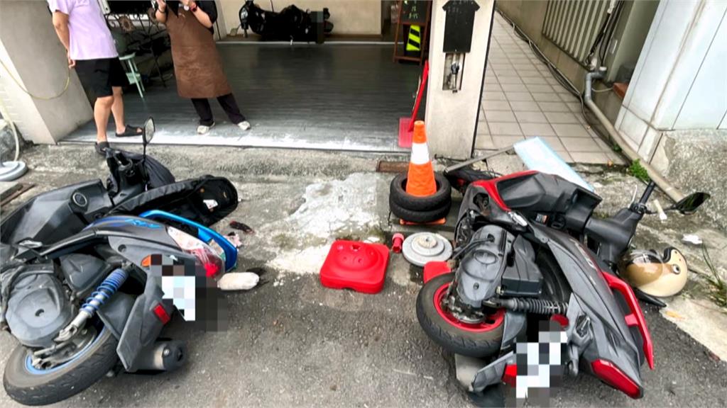 驚險！機車突撞進飲料店　櫃台被撞破幸未傷及店員