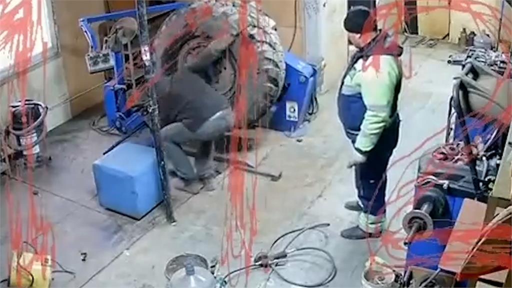 輪圈筆直炸出!34歲技工維修輪胎 彎腰檢查「突爆炸遭砸飛」畫面曝