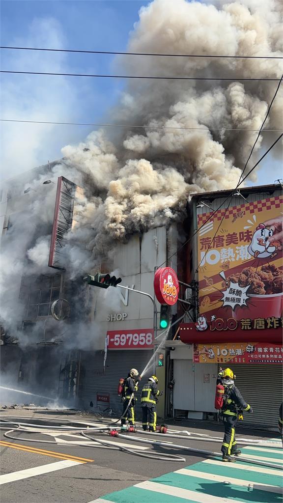 最新/台中逢甲商圈店鋪祝融 「熊熊烈火」直衝天際