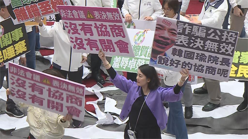 快新聞/抗議藍白突襲立院!綠委在議場內排「罷」字 吸睛畫面曝光
