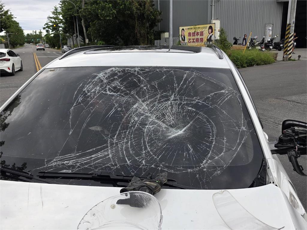 左轉小客車與重機猛烈相撞　騎士撞上擋風玻璃掛車頂疑骨折