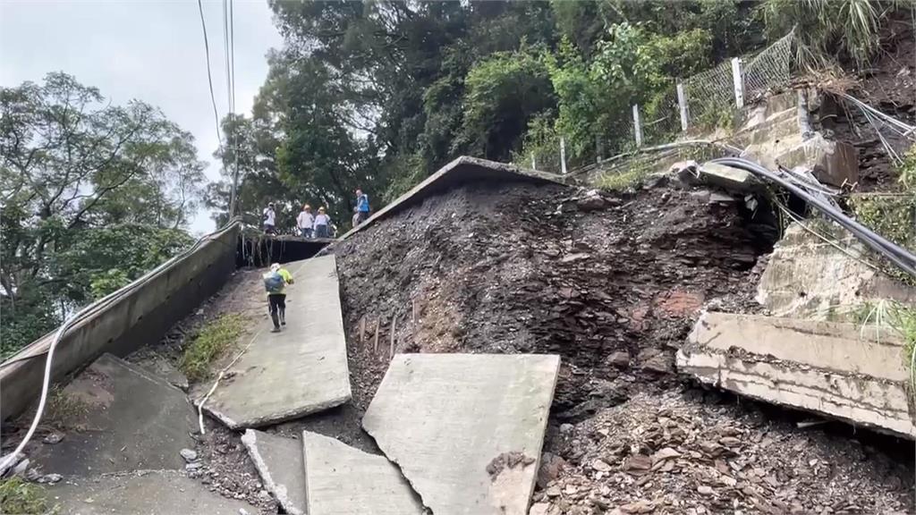 屏東三地門"地基塌陷2層樓高" 居民人力運送物資