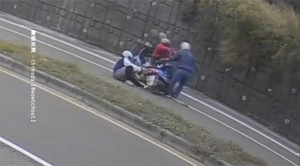 台南東區2機車擦撞事故　熱心民眾扶起機車　後果...添亂幫倒忙？