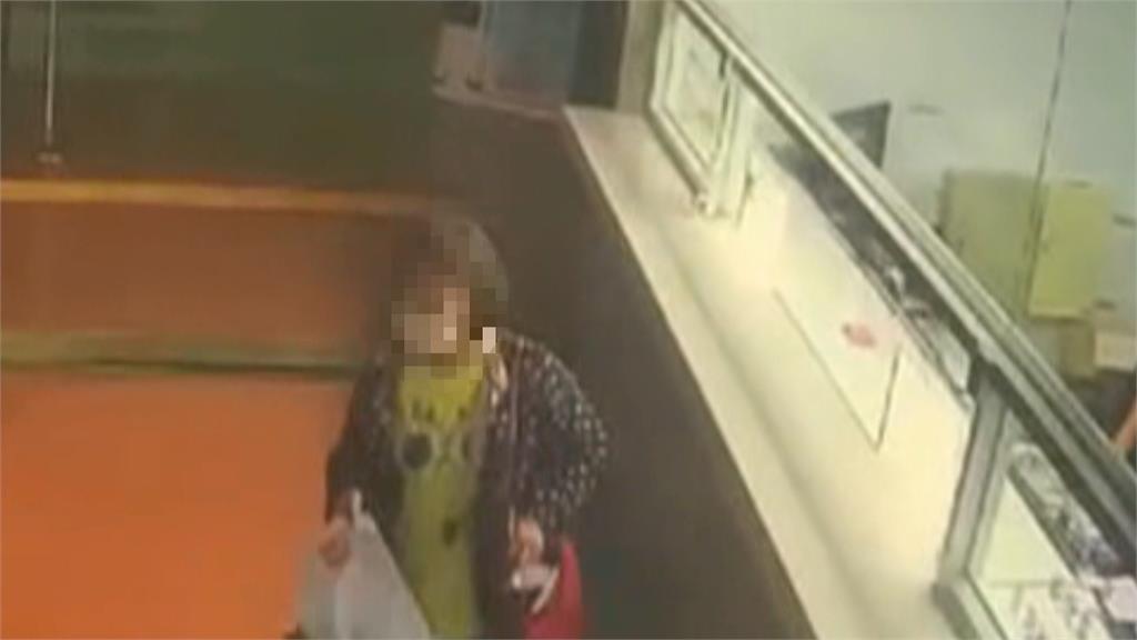 幫妳繳罰金！2通緝犯拘留室互換身分　法警眼尖認出「關回去」