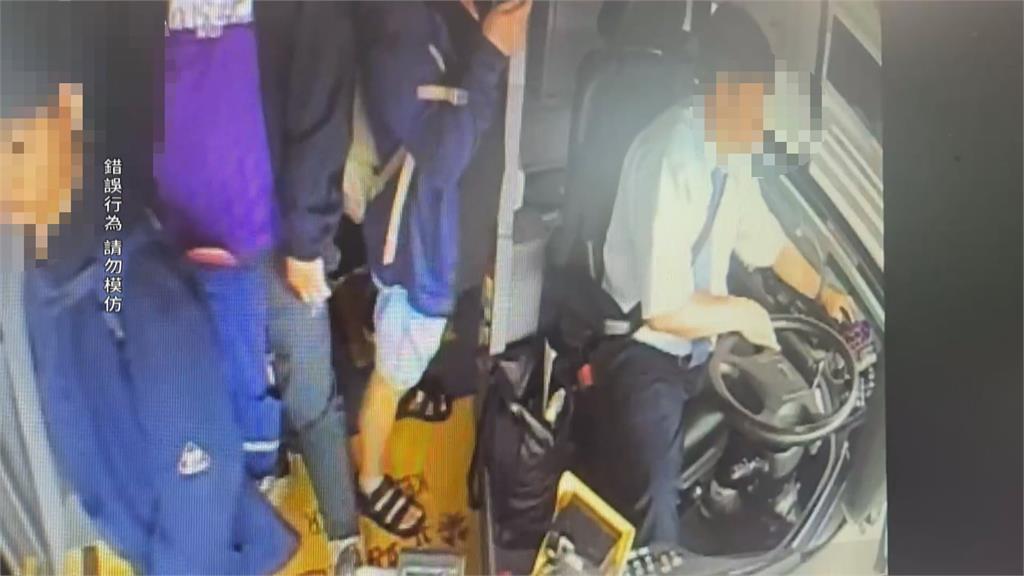 台南公車司機開車竟同時滑2支手機! 遭乘客檢舉挨罰9000元