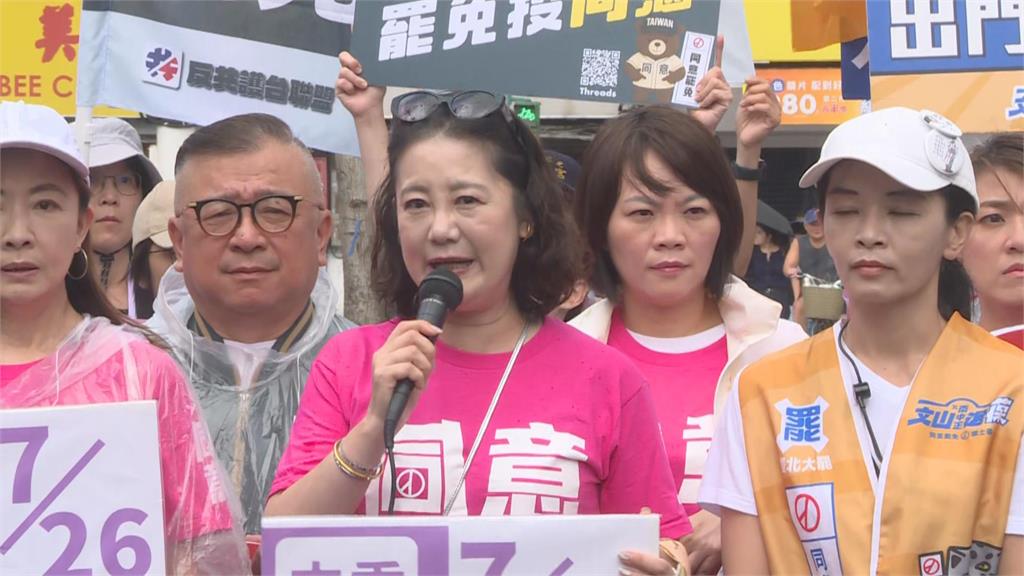 快新聞/來亂的!綠委舉牌宣講催同意票 游智彬竟鬧場嗆「大罷免大失敗」