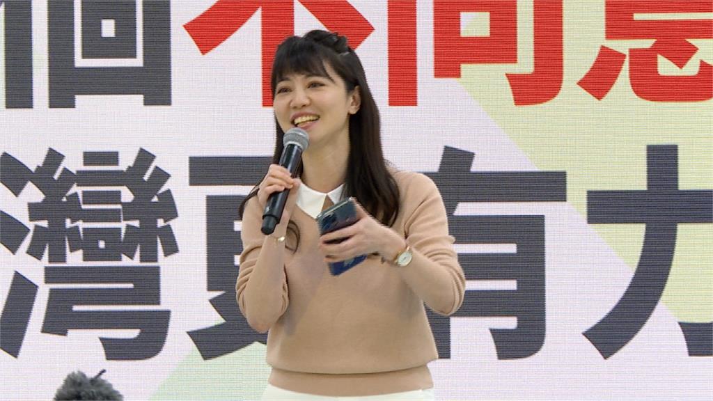 綠營公投說明會 高嘉瑜唱「玻璃心」嗨翻全場