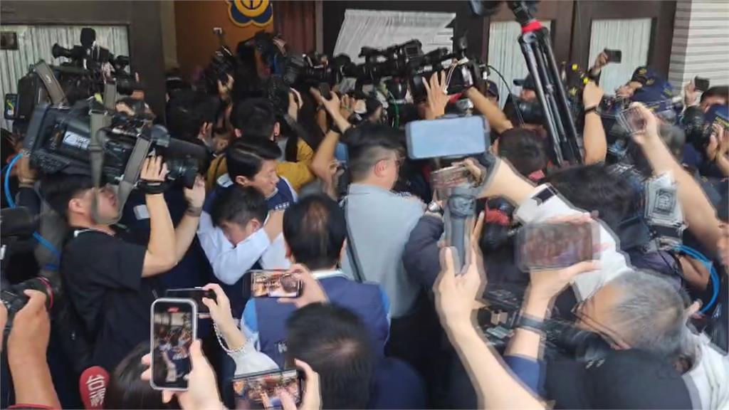 藍委護韓國瑜坐上主席台 鍾佳濱趁表決占領再爆衝突