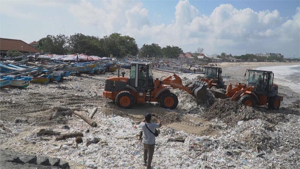 爪哇島廢棄物飄過海　峇里島沙灘遭殃滿是垃圾