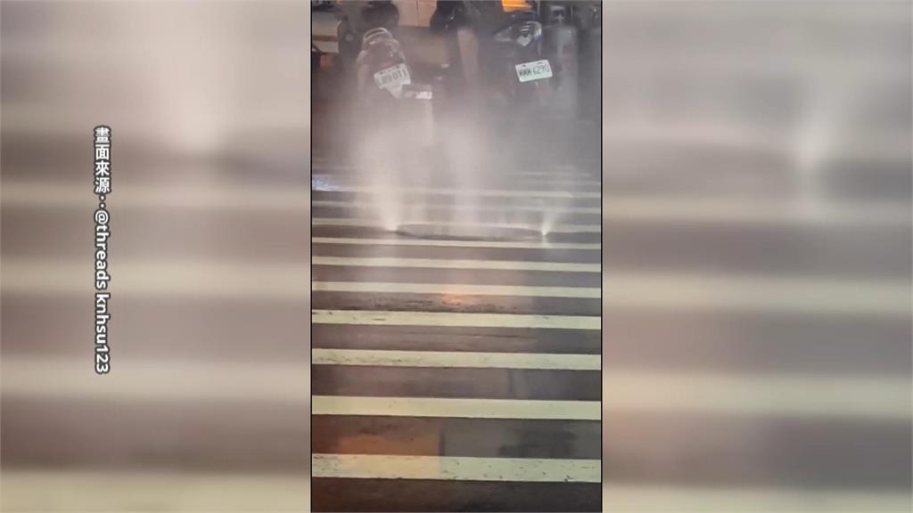 雨彈狂炸南台灣! 高雄"馬路變水路" 騎士冒險通過