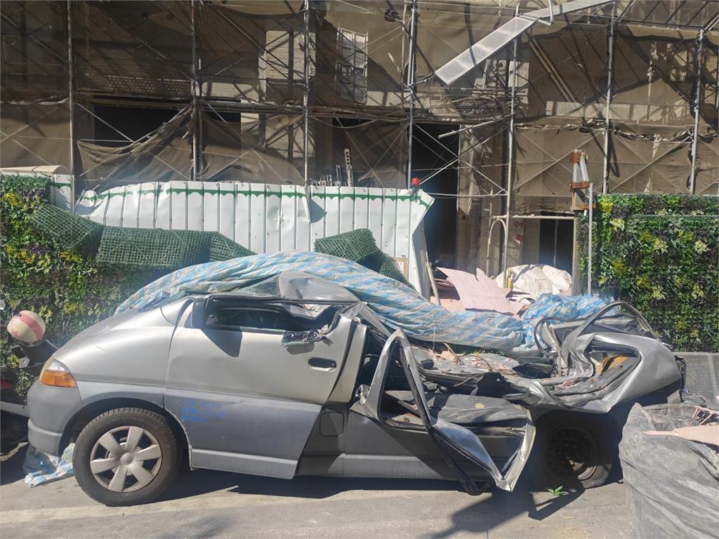 有影／彰化溪湖工地天降建材雨　樓下兩車遭殃！廂型車慘被壓扁