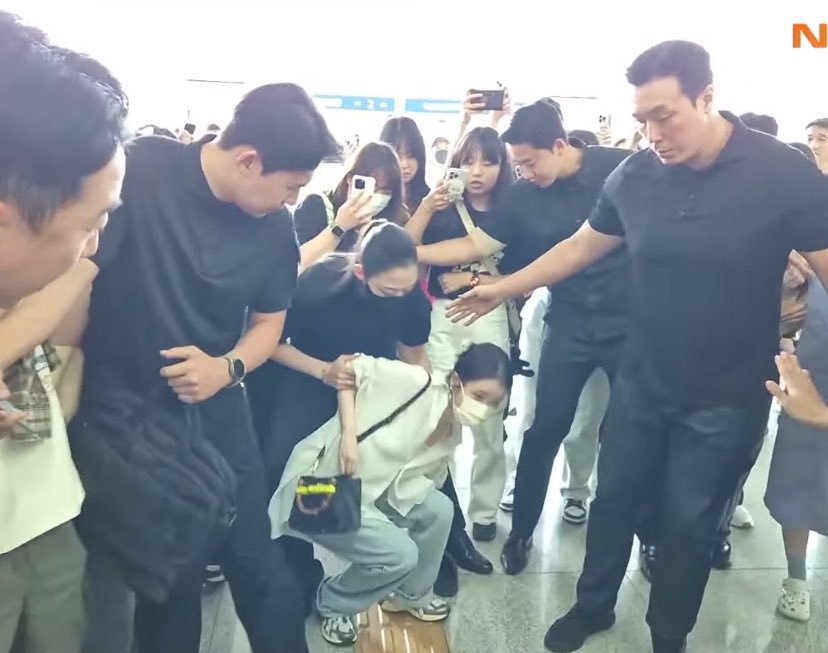 IU疑遭推擠!走路一半「突蹲下」驚險畫面流出 真實原因曝光超暖心