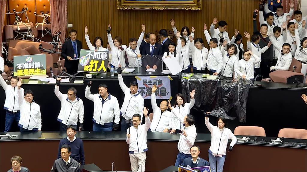 為擠進議場韓國瑜摔倒在地 綠怒嗆硬闖三讀輸不起