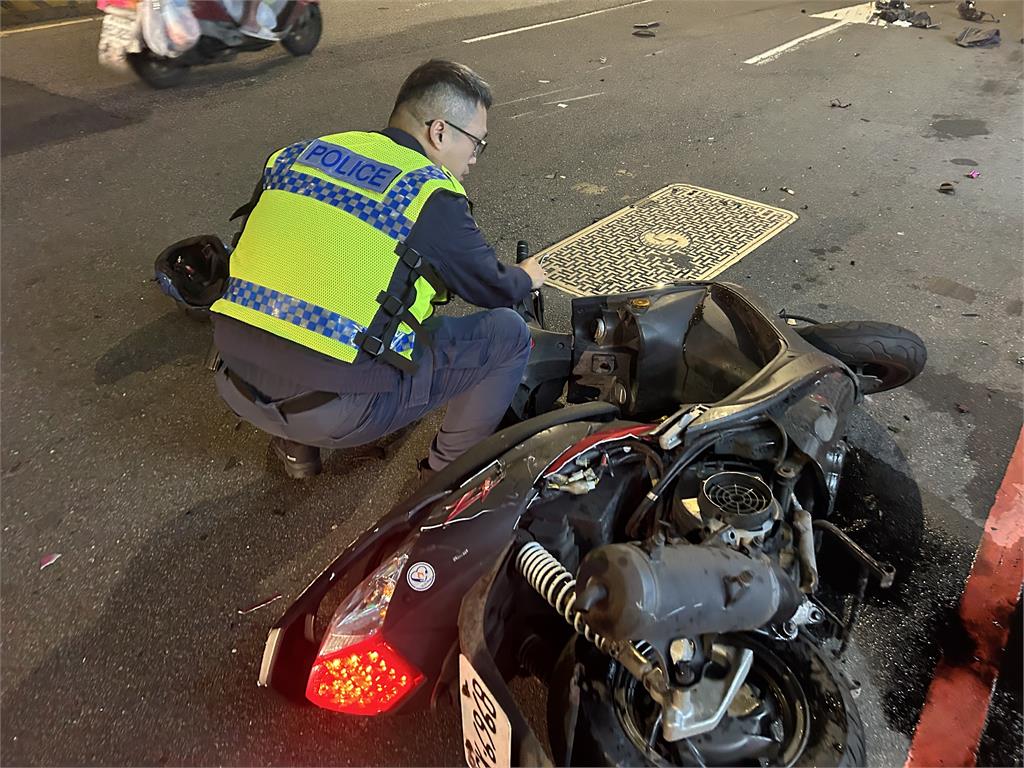 最新／車殼碎片噴飛一地！永和2機車相撞　騎士慘摔雙雙骨折送醫