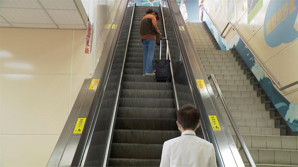 扯！無視勸導牽自行車上手扶梯...　下一秒糗了慘摔倒